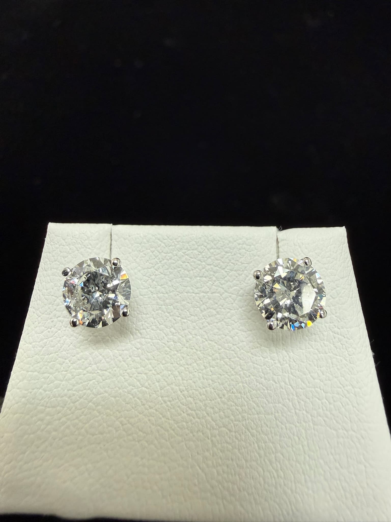 Round diamond stud earrings set in white gold